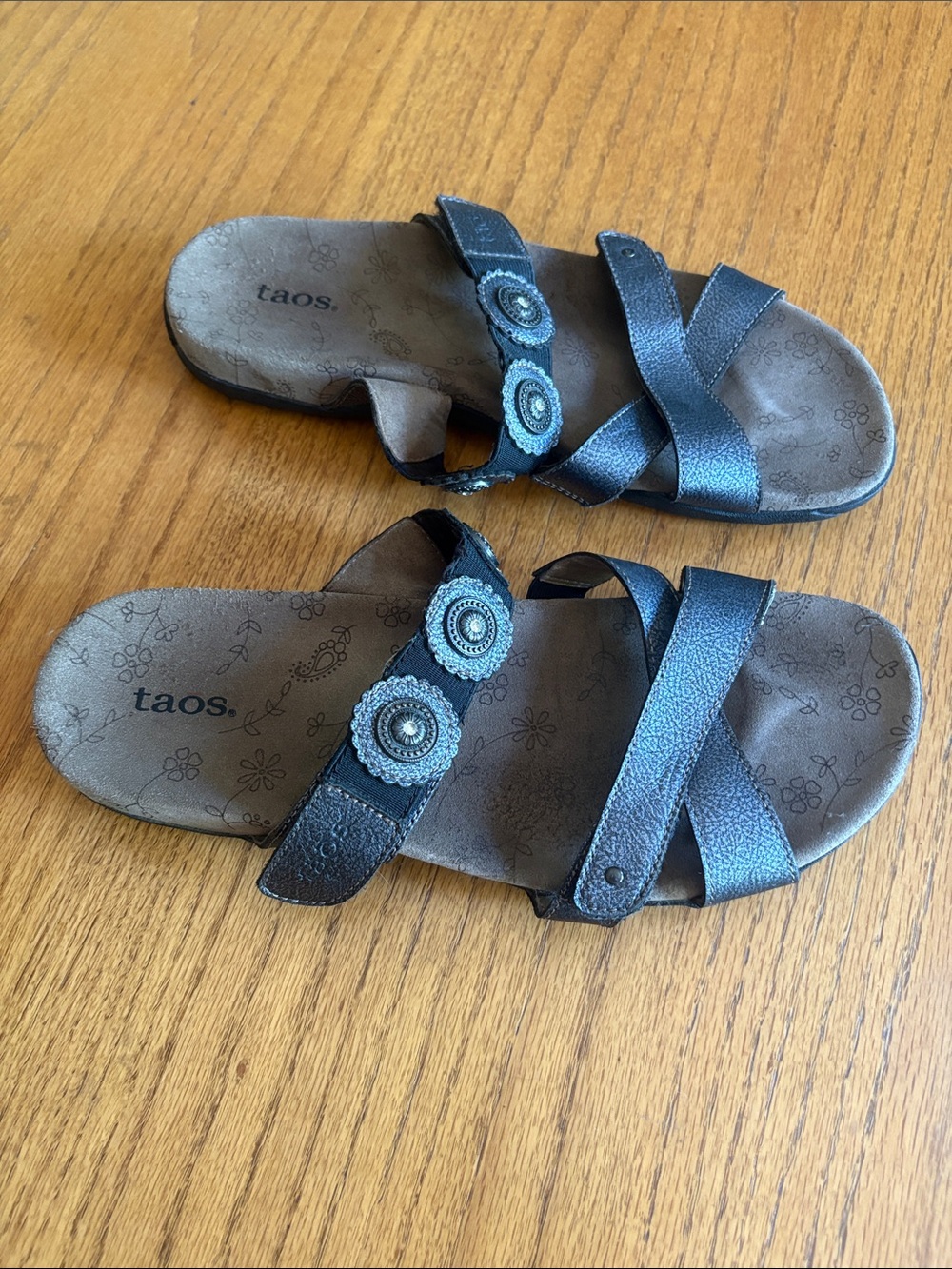 Taos Footwear Crisscross Slide Sandals with Medallion Accents size 10 - Picture 3 of 9